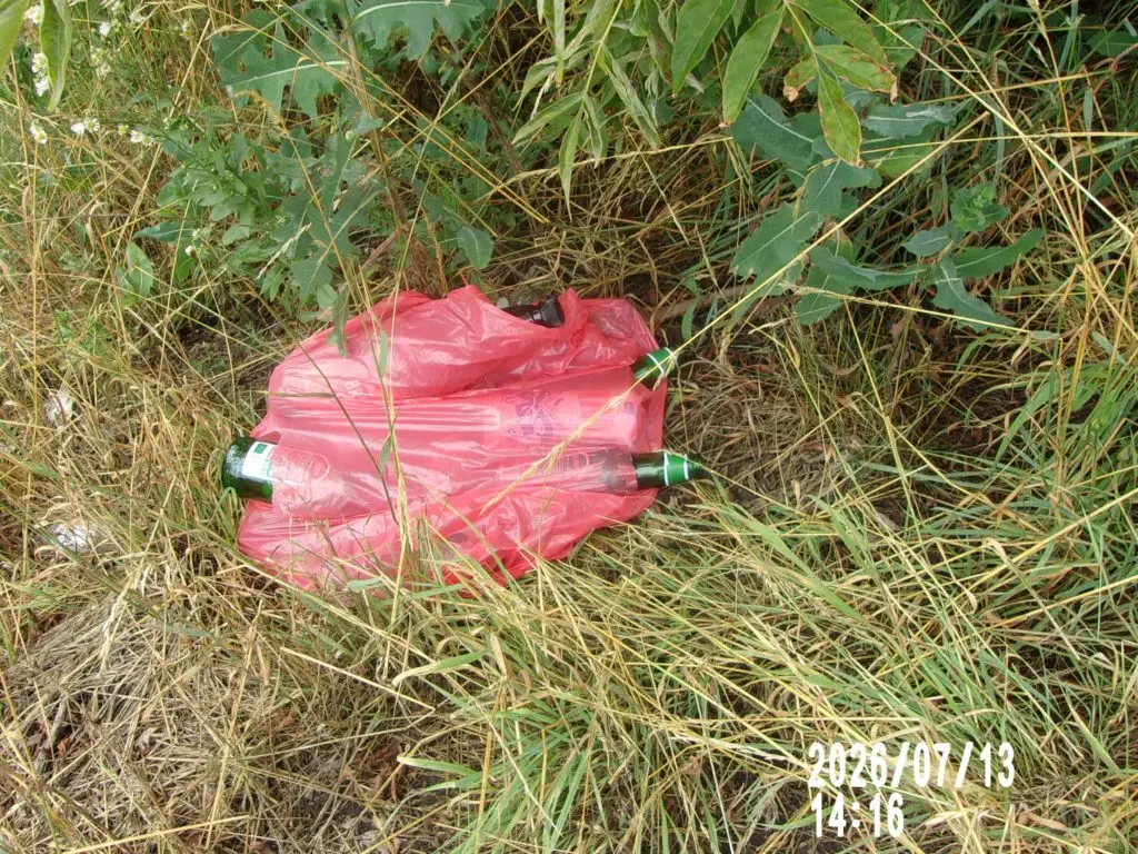 Kara finansowa za wyrzucenie butelek i puszek na ul. Kossaków w Zgierzu